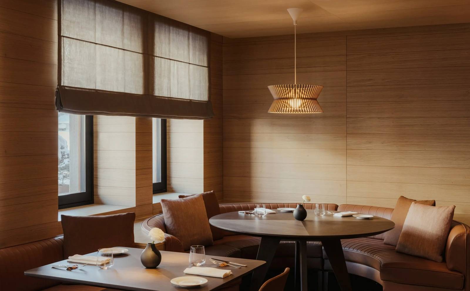 Aman Rosa Alpina The Grill 木質牆面用餐區