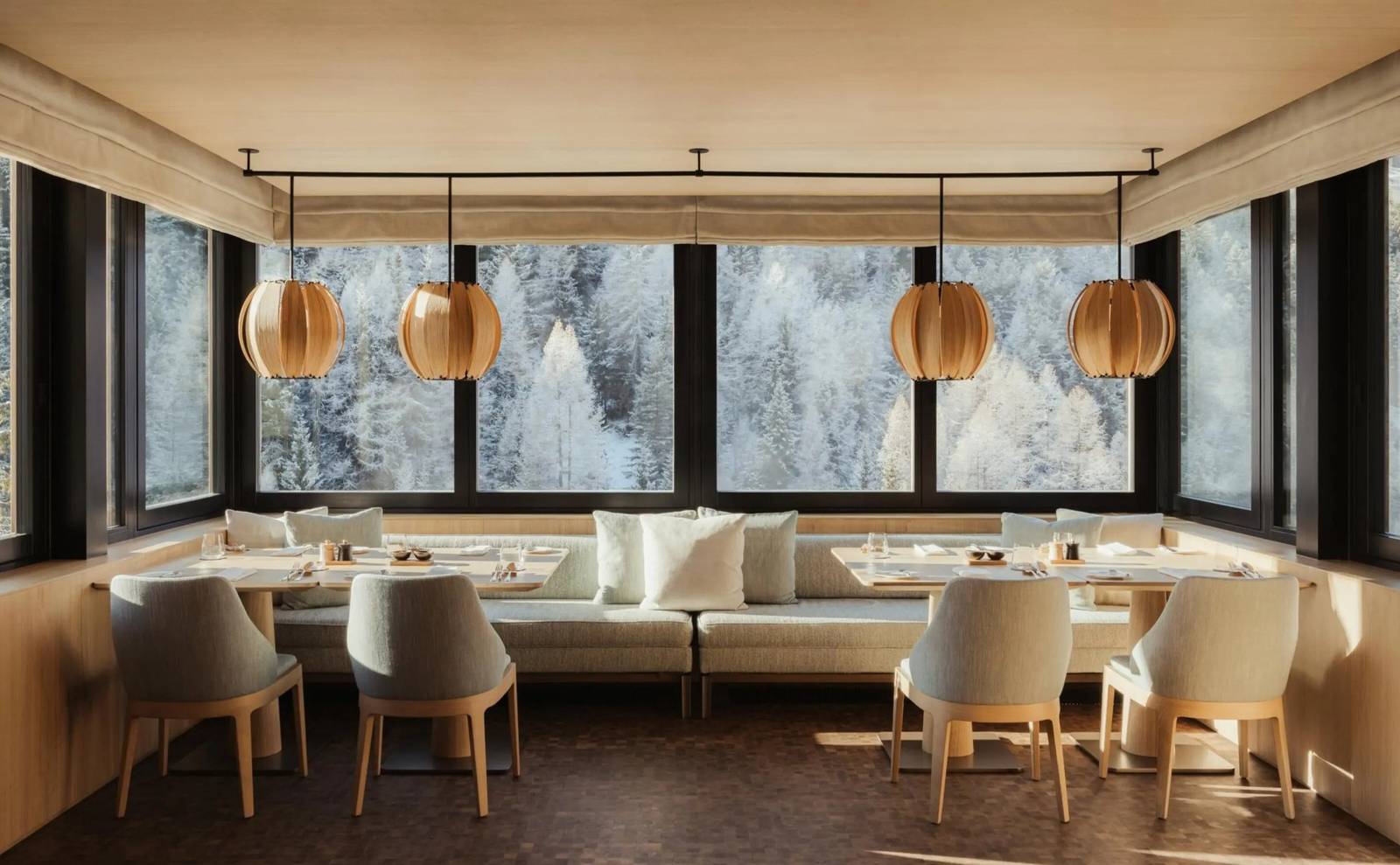 Aman Rosa Alpina Heritage Room 面向雪林的早餐座位