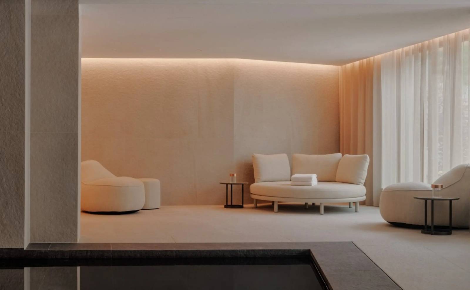 Aman Rosa Alpina Aman Spa 室內泳池與躺椅