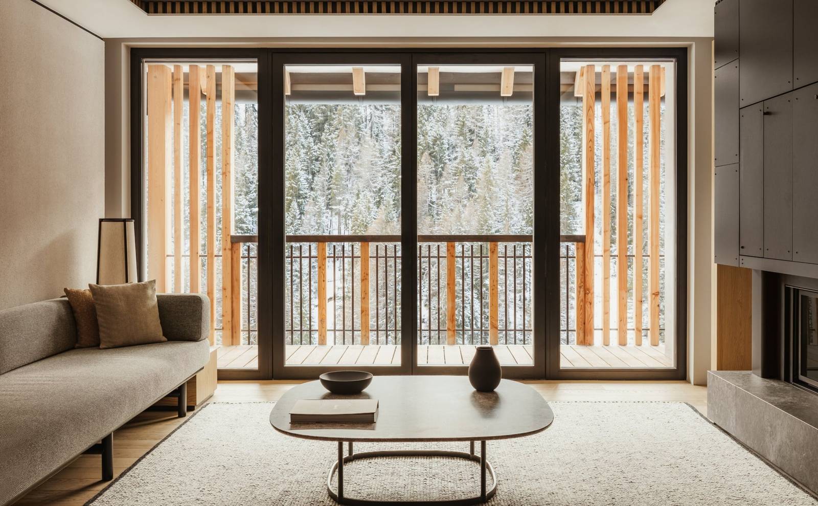 Aman Rosa Alpina Rosa Alpina Suite 起居區與雪景落地窗