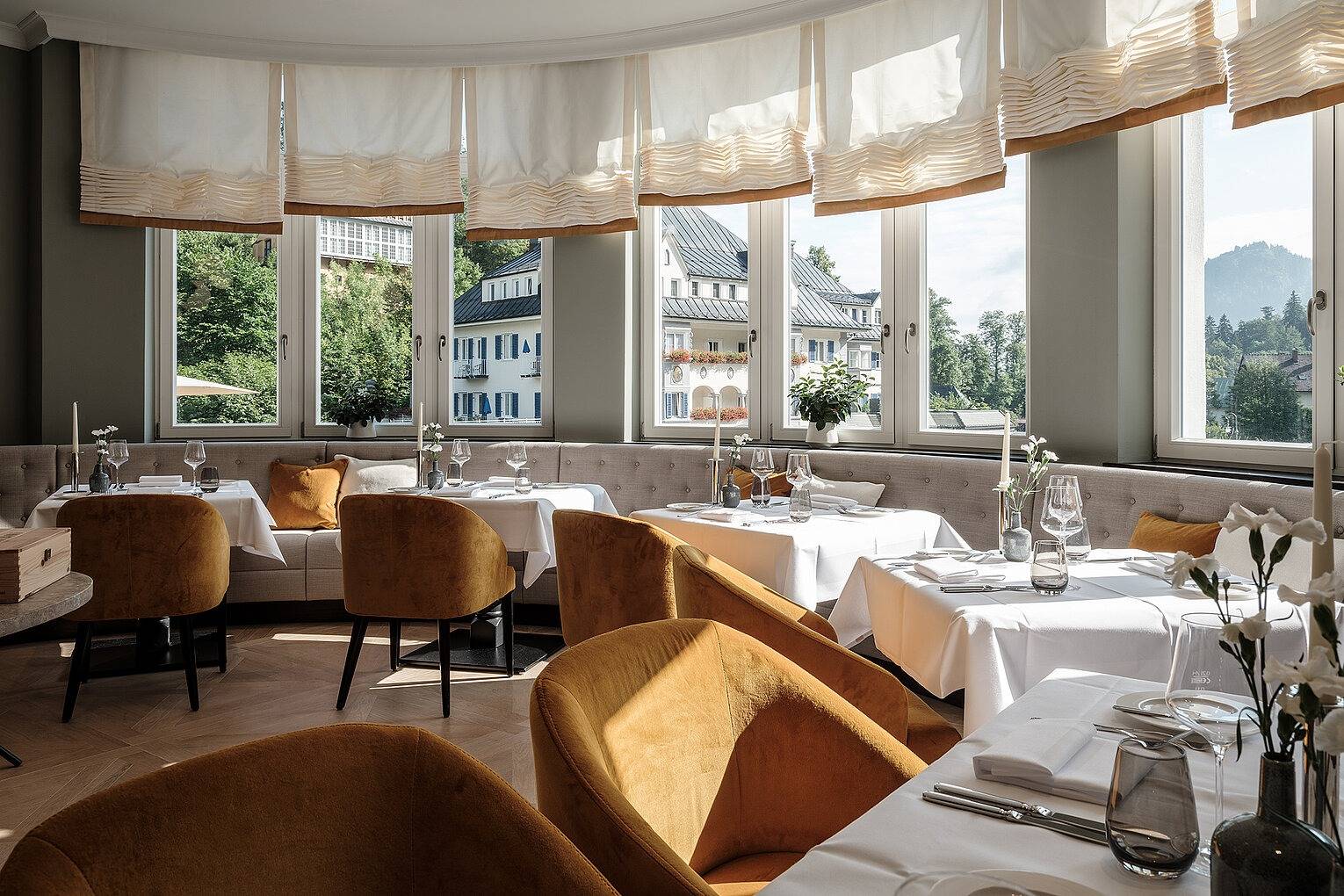 AMERON Neuschwanstein Alpsee Resort & Spa Lisl 餐廳的弧形窗與用餐區