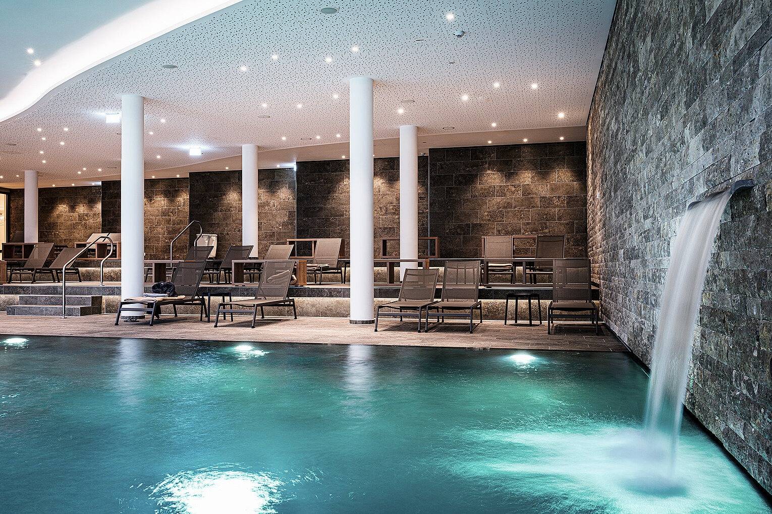 AMERON Neuschwanstein Alpsee Resort & Spa 4 elements spa 附瀑布牆的室內泳池