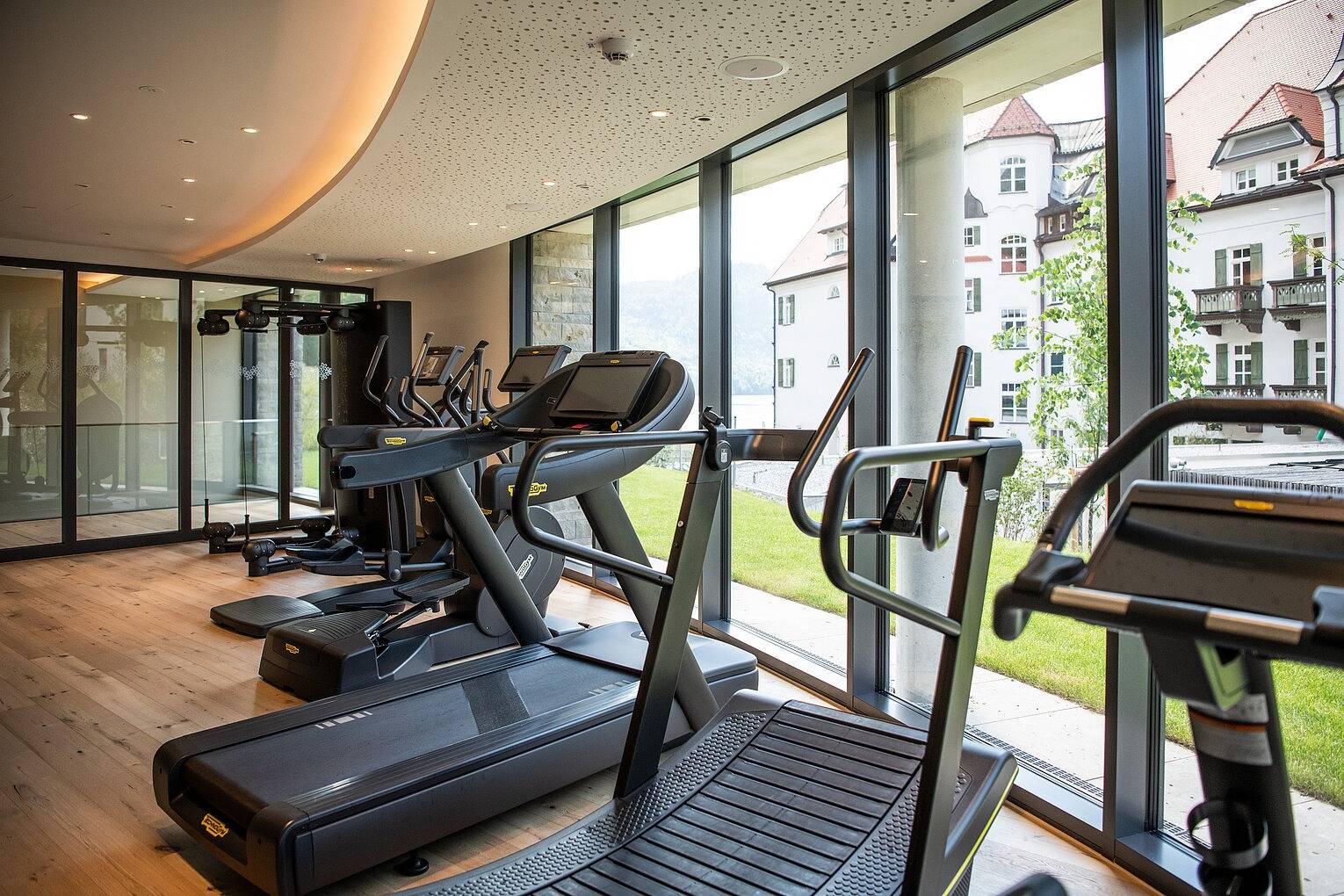 AMERON Neuschwanstein Alpsee Resort & Spa 落地窗健身房的器材