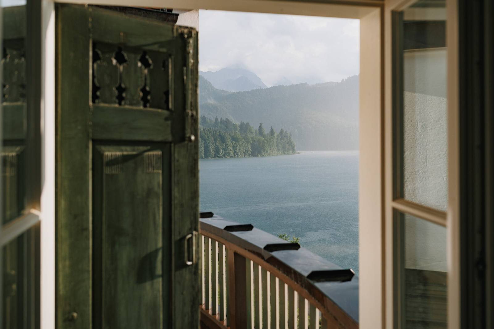 AMERON Neuschwanstein Alpsee Resort & Spa 客房木門外的陽台與阿爾卑湖