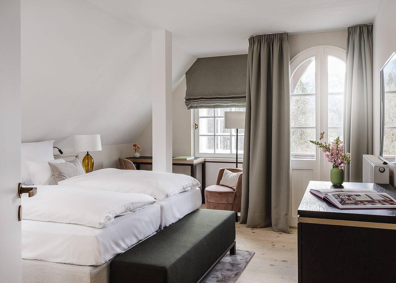 AMERON Neuschwanstein Alpsee Resort & Spa Alpenrose 客房的拱窗與雙人床