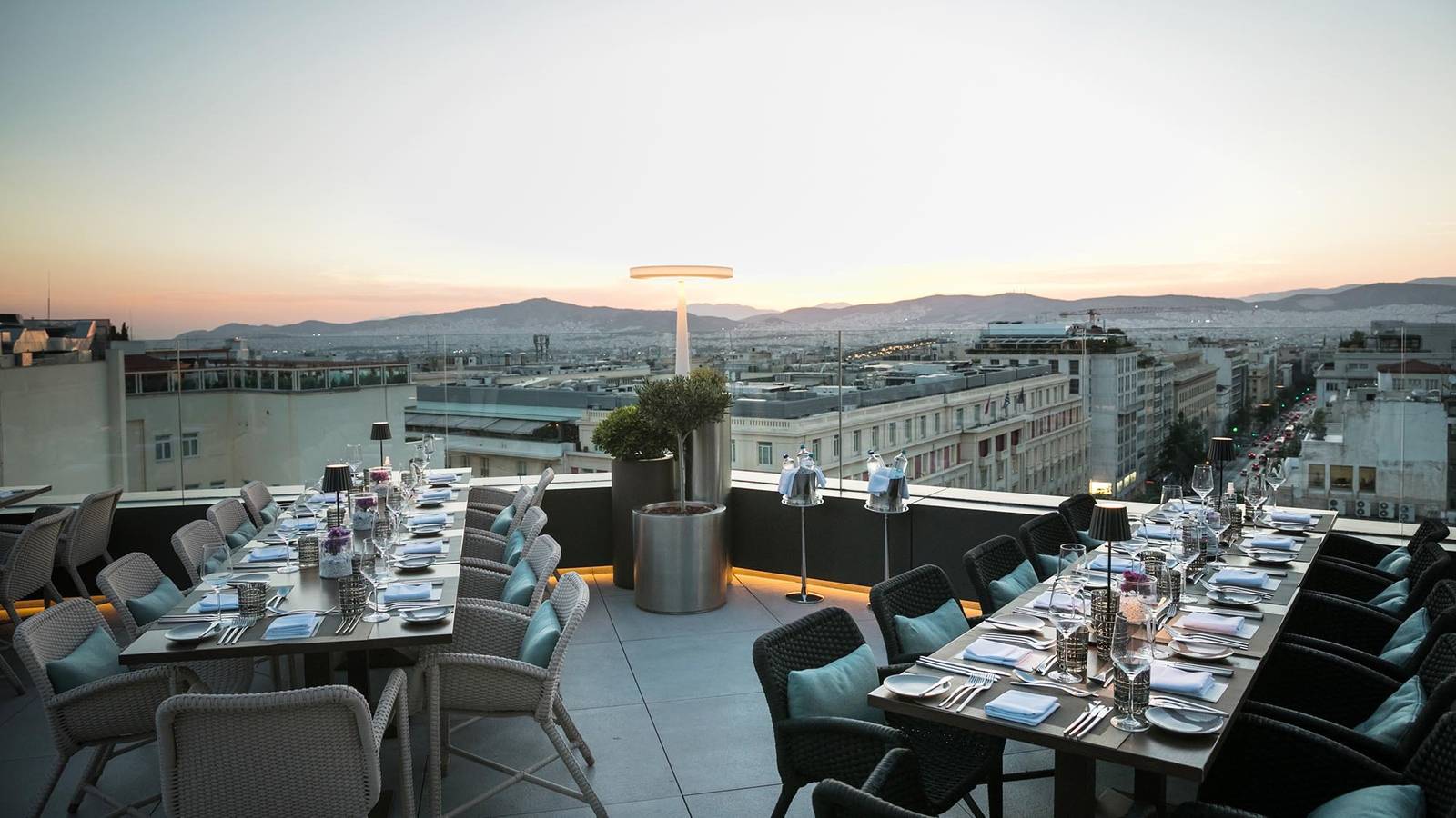 Athens Capital Hotel Mappemonde 頂樓黃昏餐桌