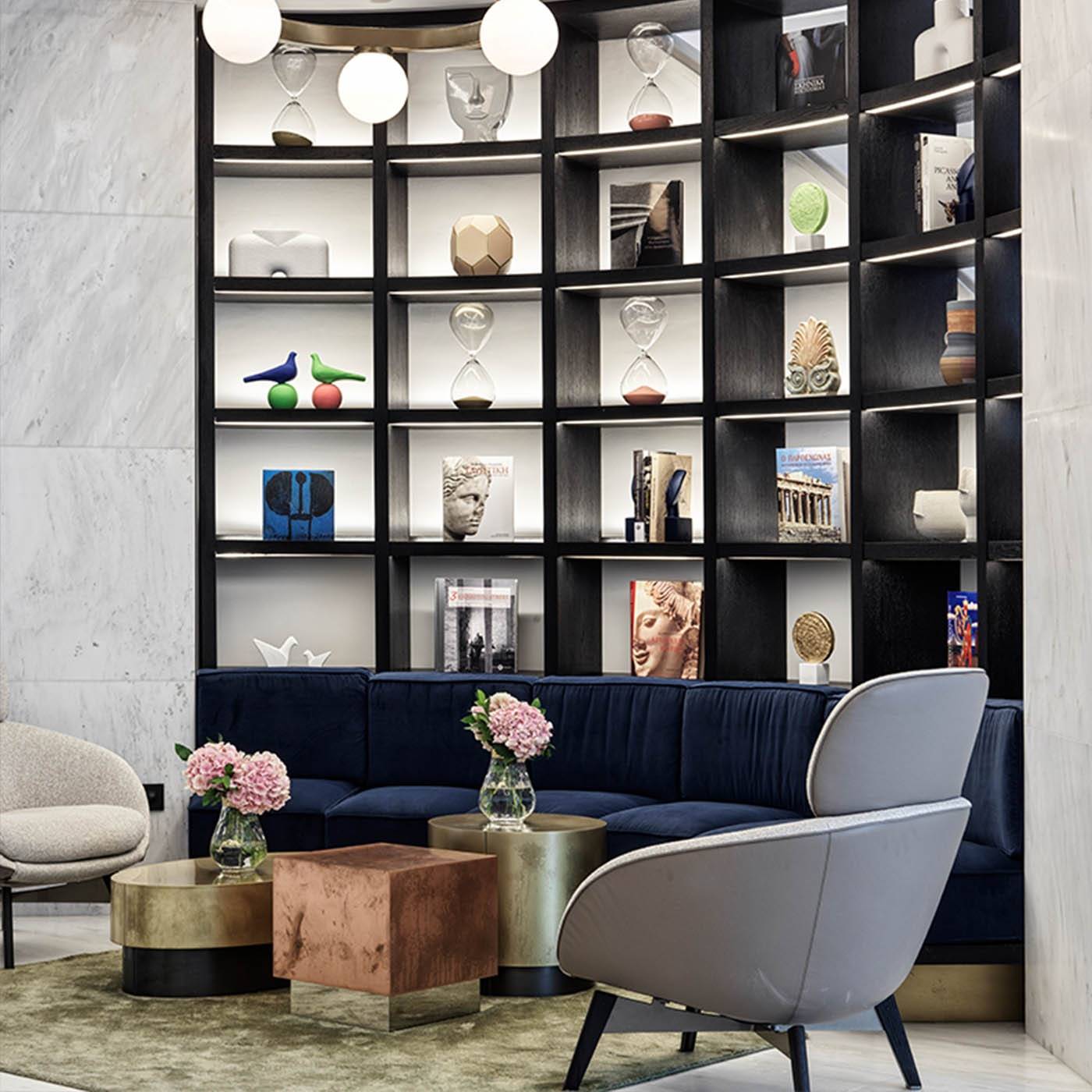Athens Capital Suites 酒廊書牆與沙發區