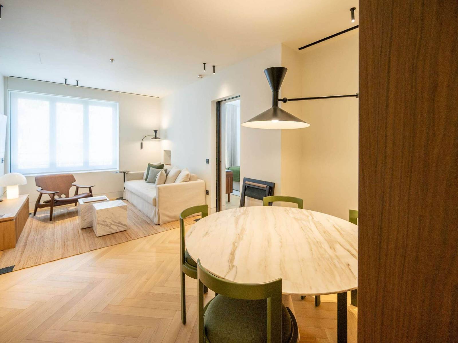 Athens Capital Suites 套房內的圓形餐桌