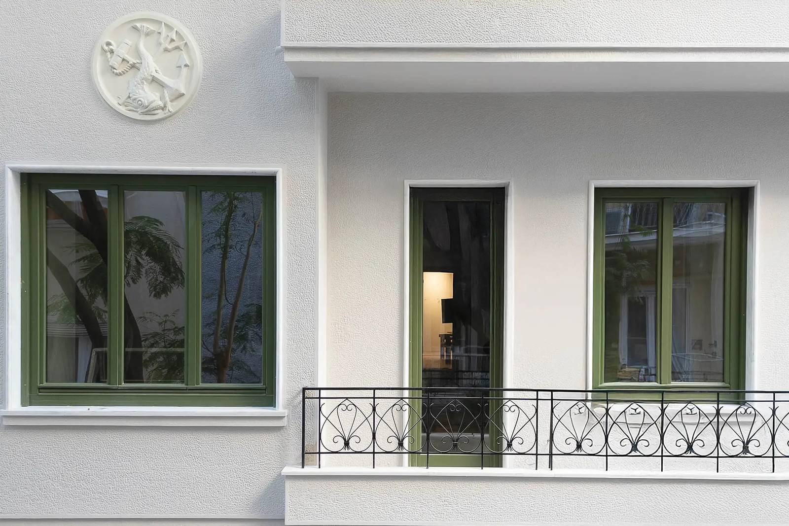 Athens Capital Suites 1939 年建築立面上的船錨浮雕
