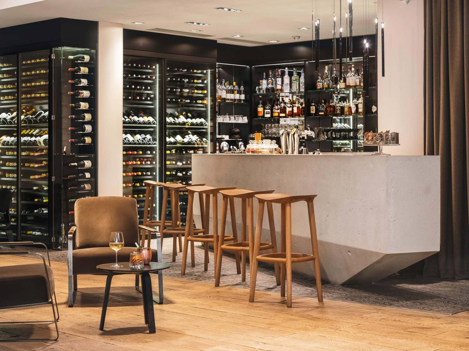 雷恩 Balthazar Hôtel & Spa酒櫃環繞的吧台