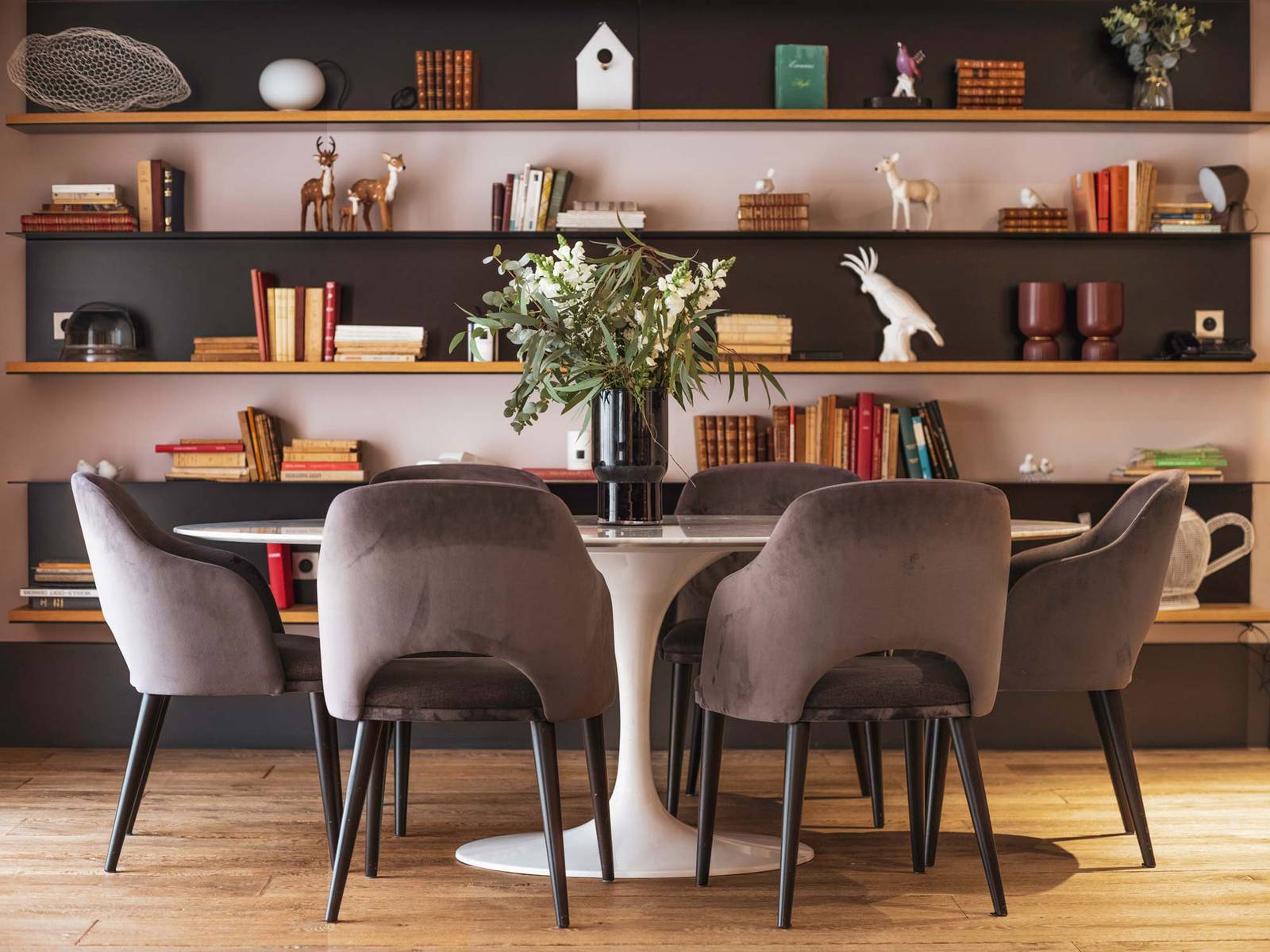 雷恩 Balthazar Hôtel & Spa書架牆邊的用餐區