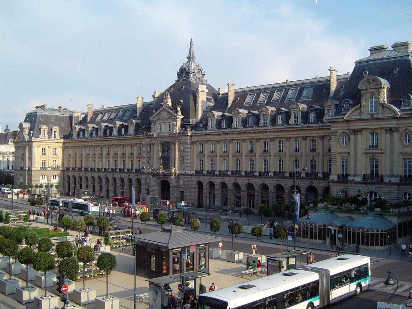 雷恩共和廣場與 Palais du Commerce