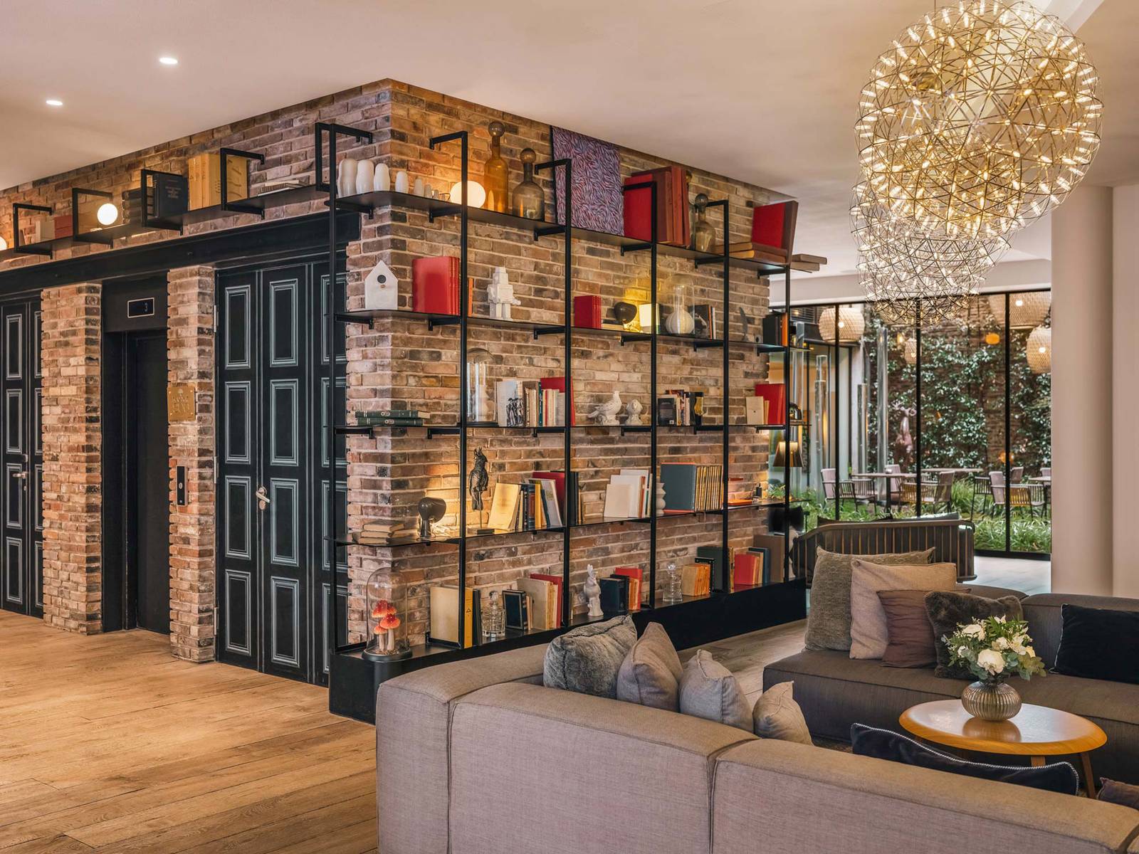 雷恩 Balthazar Hôtel & Spa書牆與吊燈點綴的大廳酒廊
