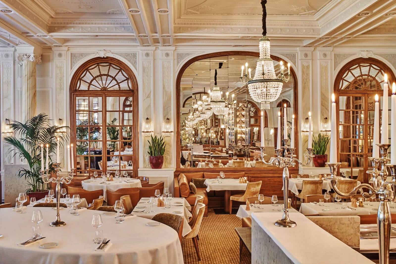 多維爾 Hôtel Barrière Le Normandy La Belle Époque 拱窗與水晶燈的用餐廳