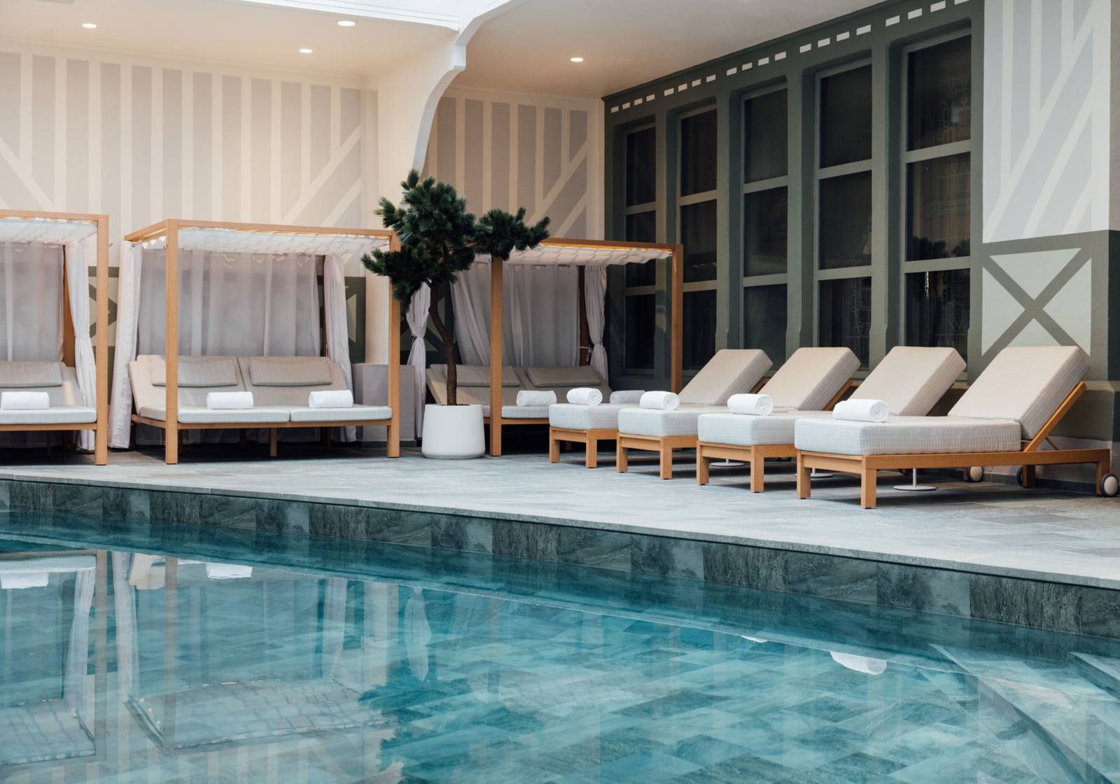 多維爾 Hôtel Barrière Le Normandy 玻璃屋頂下的室內泳池與躺椅