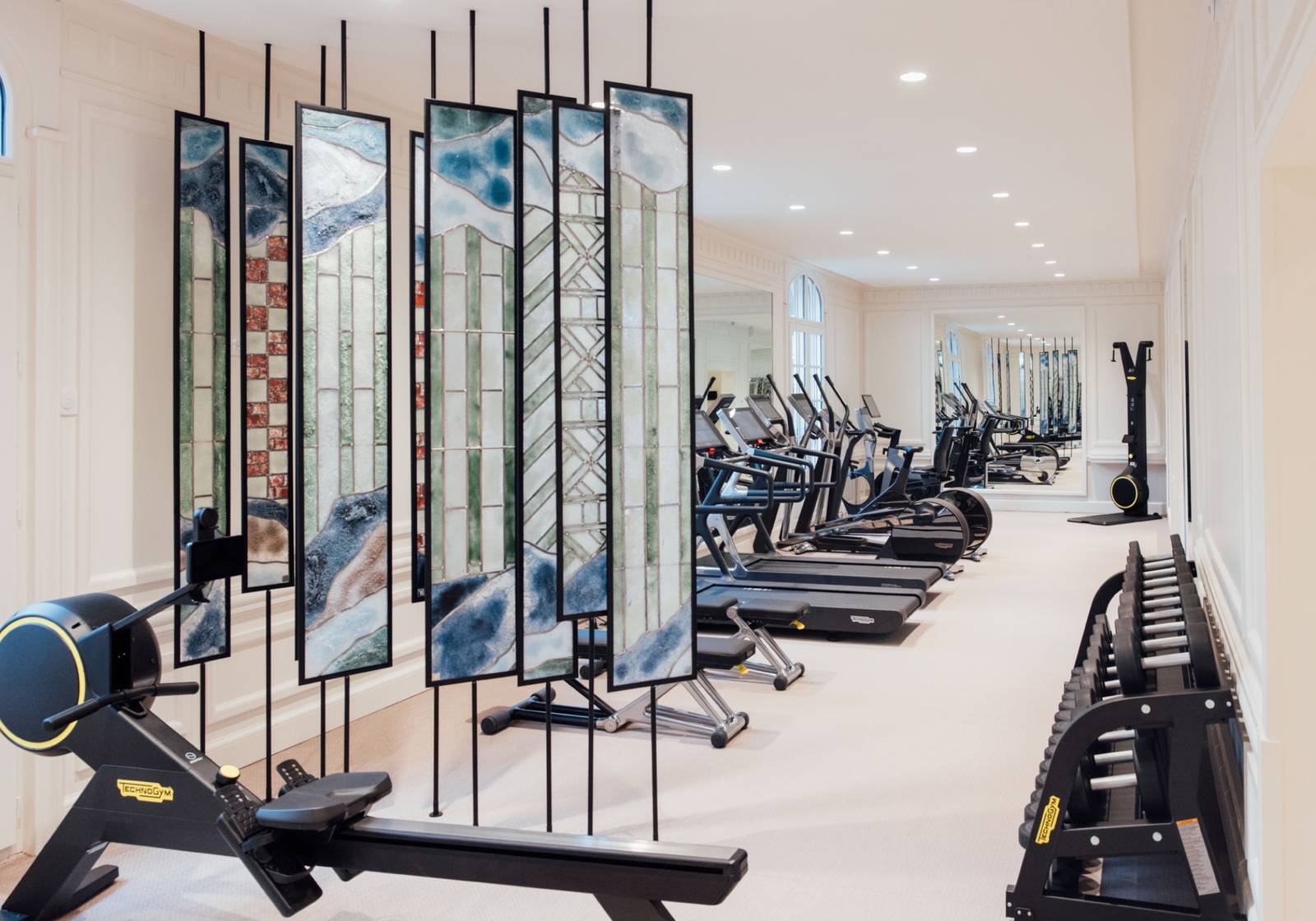 多維爾 Hôtel Barrière Le Normandy 健身區的器材與鏡牆