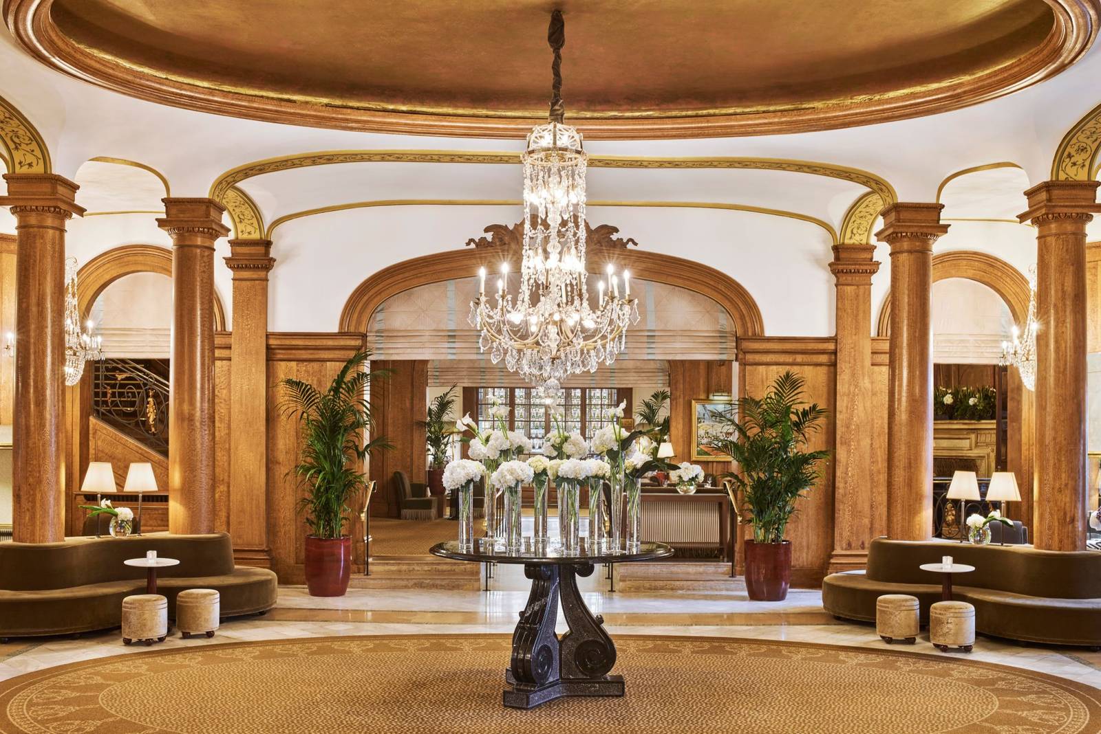 多維爾 Hôtel Barrière Le Normandy 木雕圓柱與水晶吊燈的大廳
