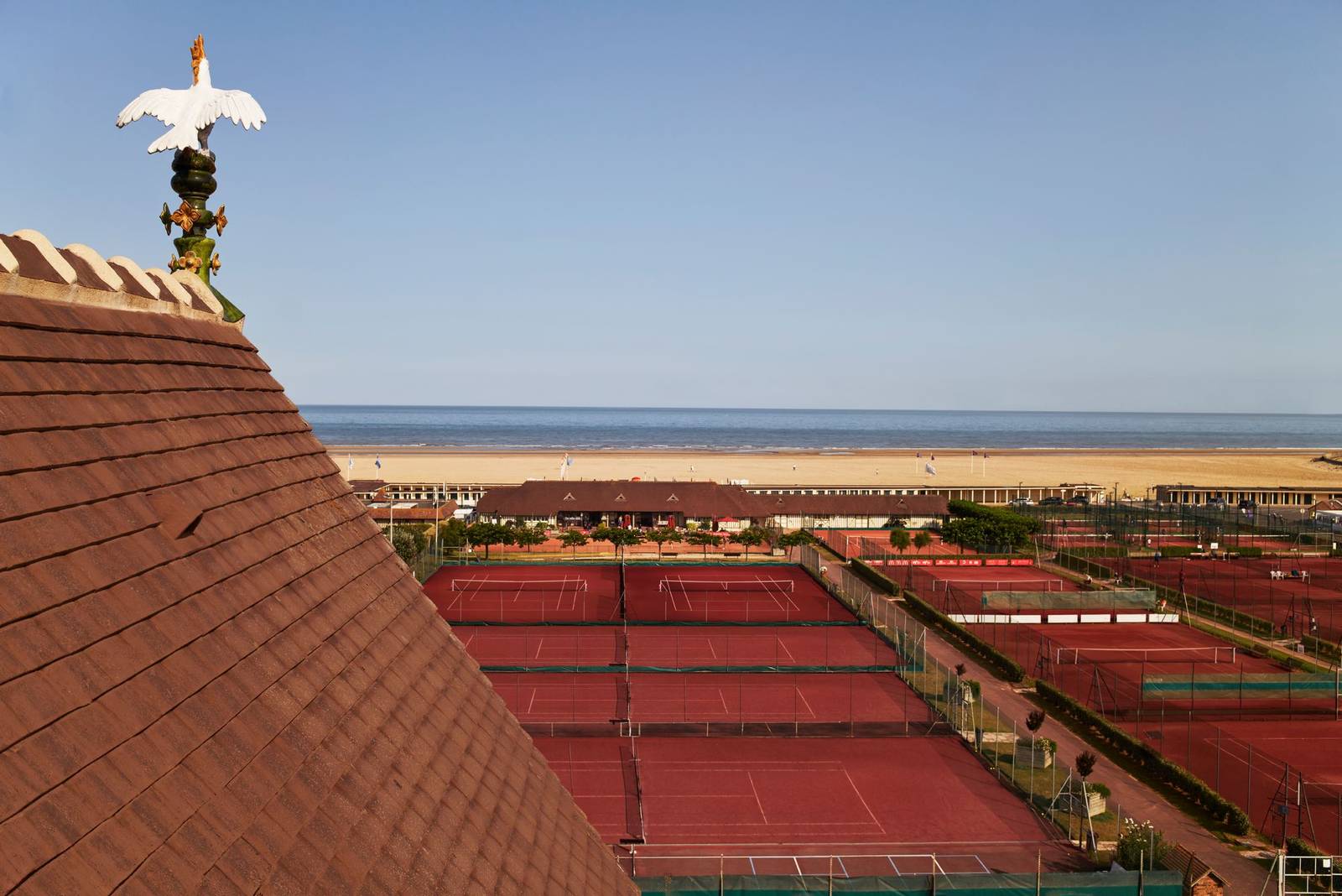 多維爾 Hôtel Barrière Le Normandy 屋頂望向紅土網球場與海