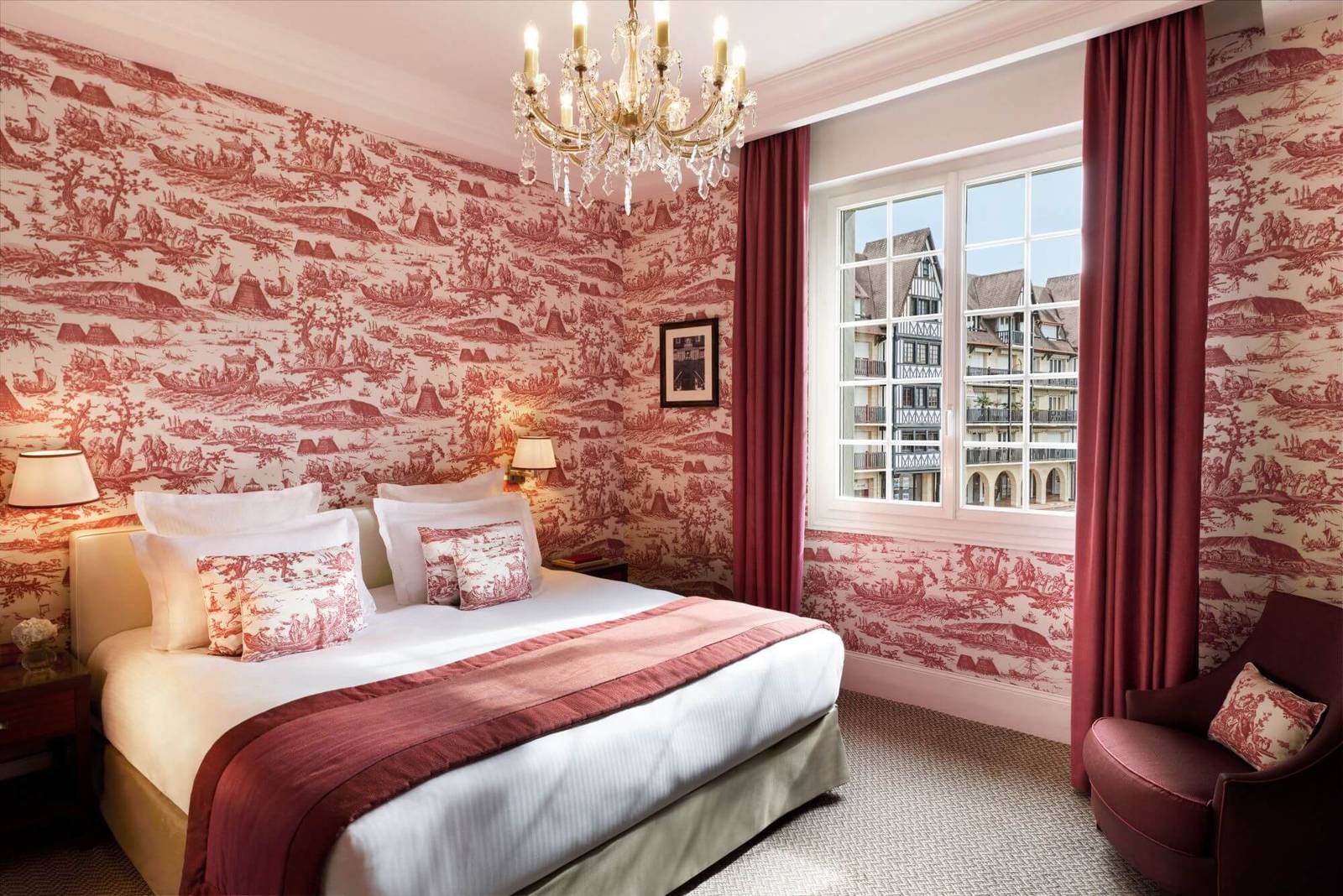 多維爾 Hôtel Barrière Le Normandy 紅色法式印花壁紙的 Superior 客房