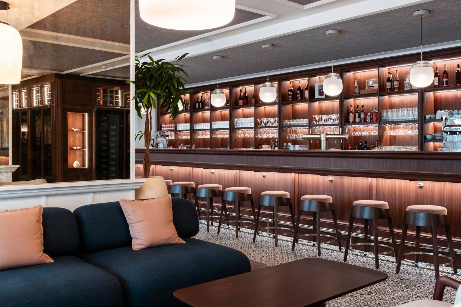 Bel Hôtel Oléron 酒吧吧檯與沙發區