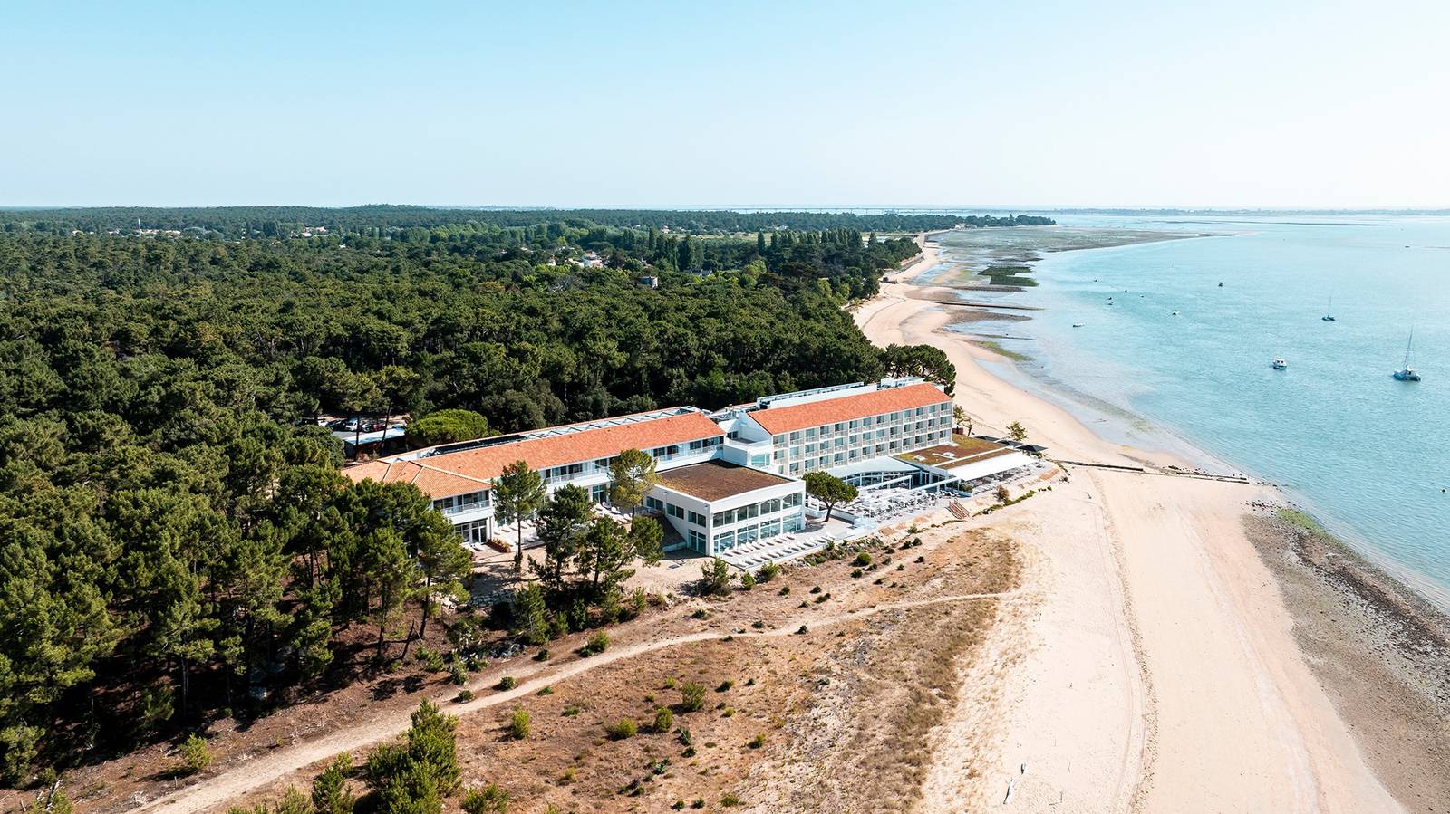 Bel Hôtel Oléron 空拍，酒店位在松林與 Gatseau 海灘之間