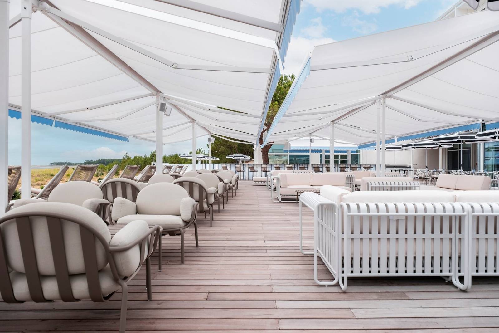 Bel Hôtel Oléron 海灘酒吧面海露台