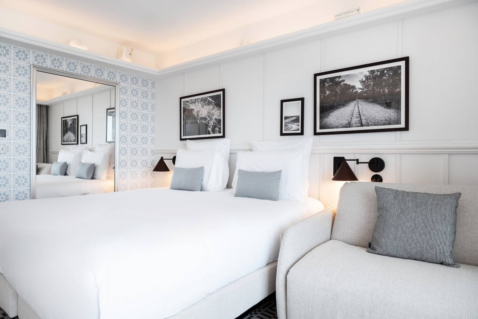 Bel Hôtel Oléron 雙床客房與沙發區