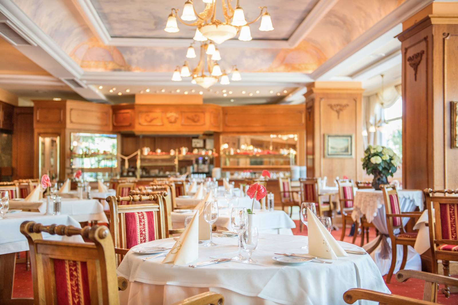 博帕德 Bellevue Rheinhotel Le Bristol 餐廳水晶燈與餐桌
