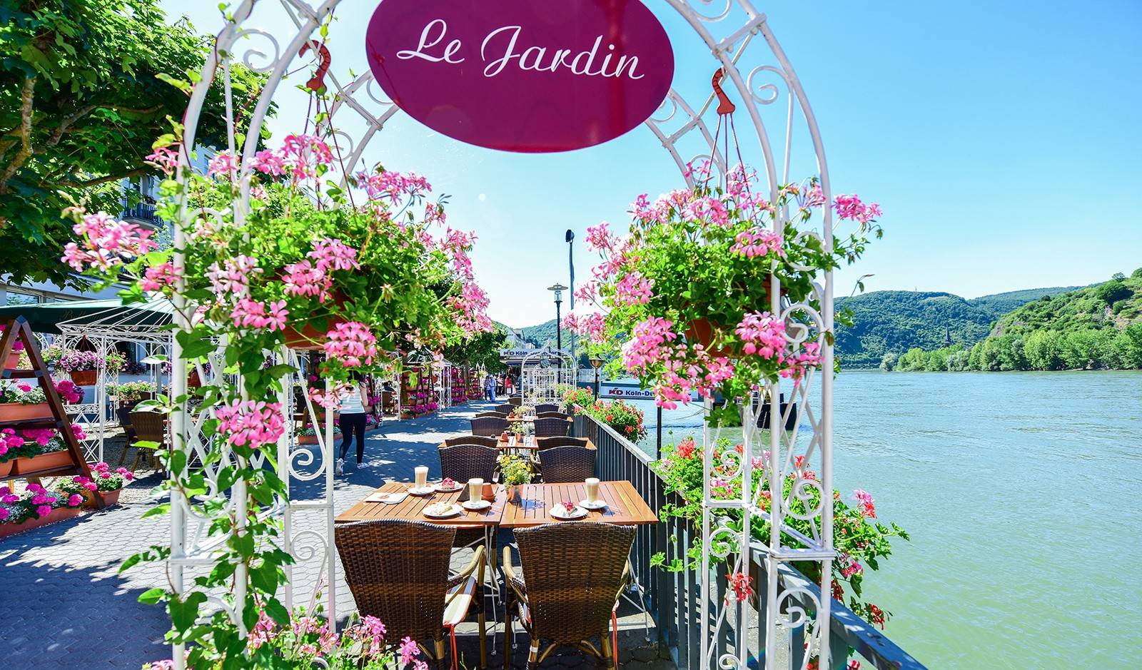 博帕德 Bellevue Rheinhotel Le Jardin 花拱門與萊茵河畔座位