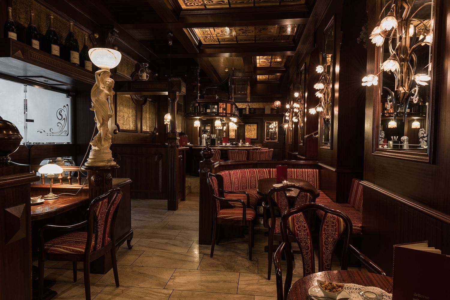 博帕德 Bellevue Rheinhotel Papillon 酒吧深色木質空間
