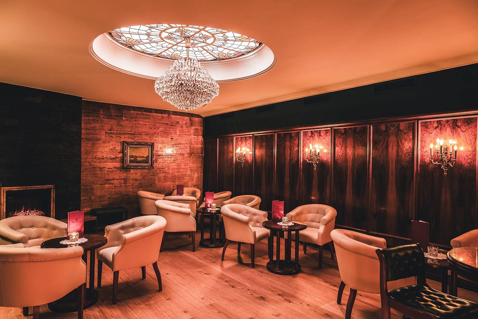 博帕德 Bellevue Rheinhotel Le Fumoir 雪茄廳扶手椅與水晶燈