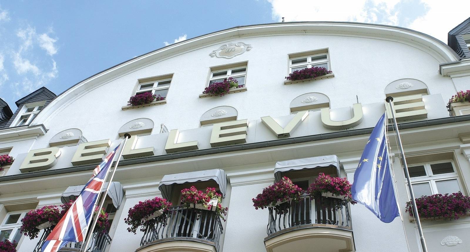 博帕德 Bellevue Rheinhotel 白色立面、花台陽台與招牌字樣