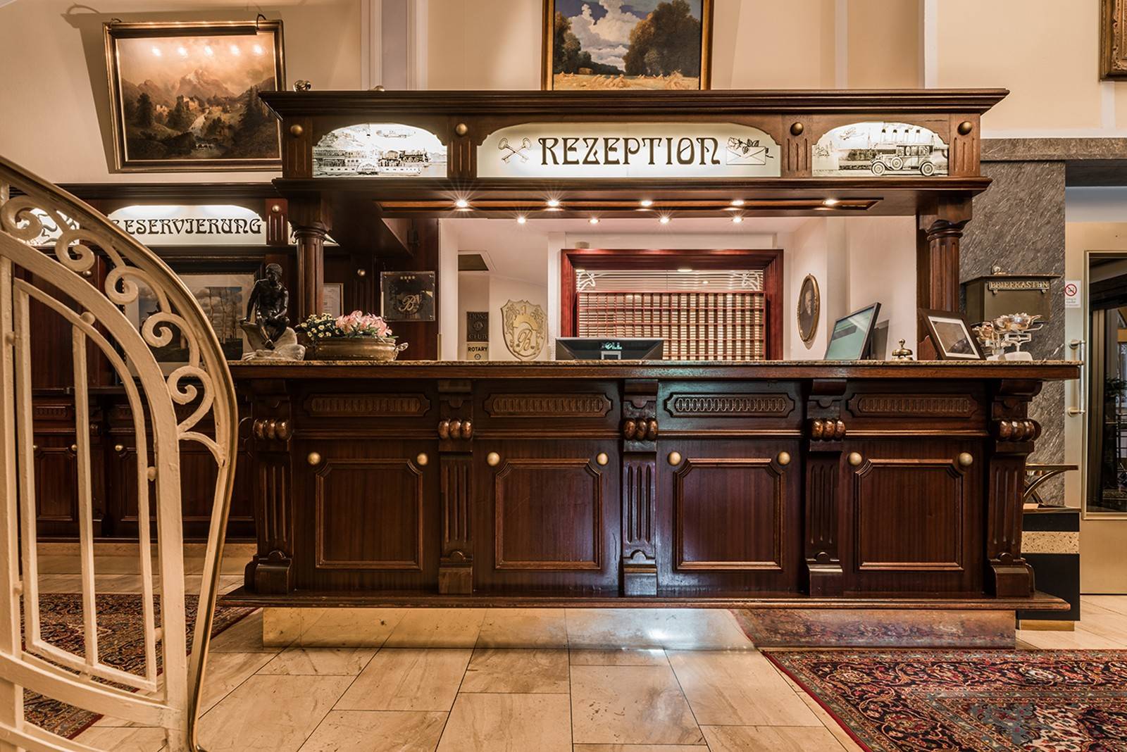 博帕德 Bellevue Rheinhotel 深色木雕接待櫃台