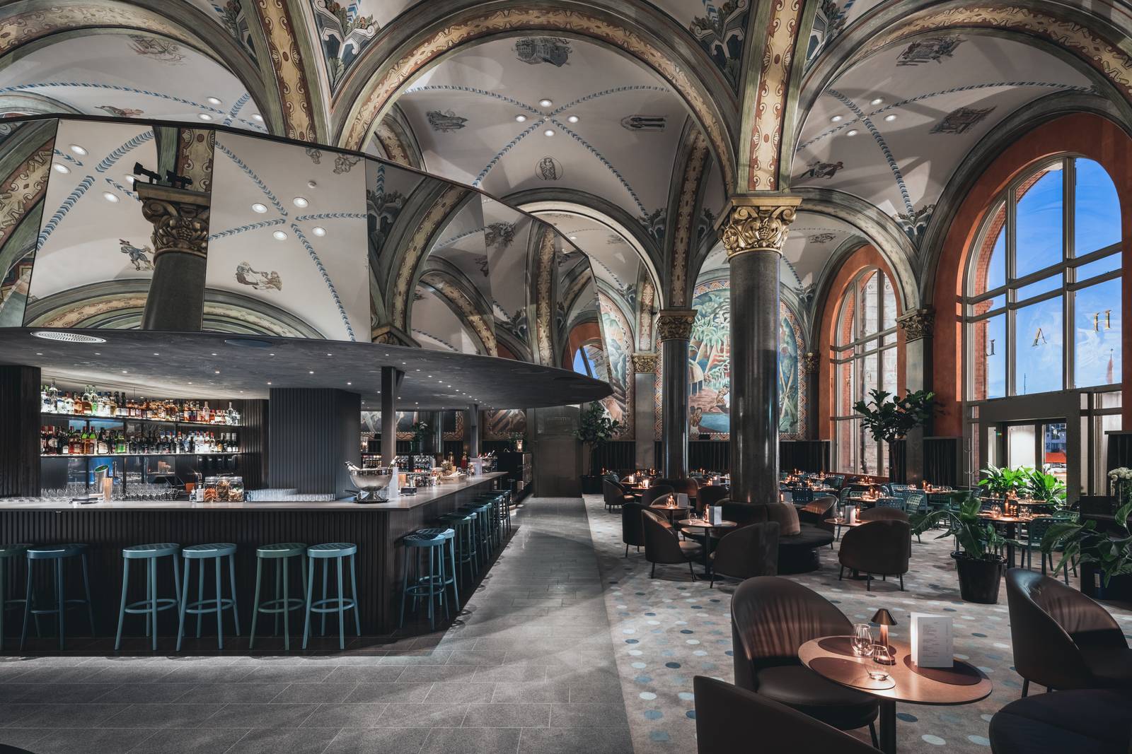 卑爾根 Bergen Børs Hotel Frescohallen 的吧台與拱窗