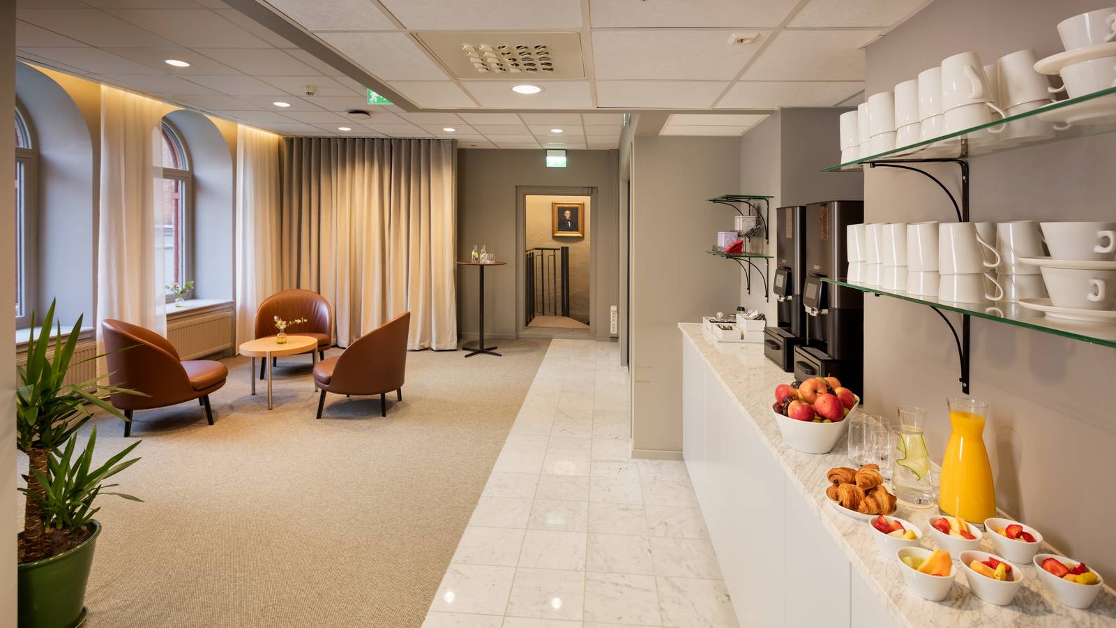卑爾根 Bergen Børs Hotel 會議樓層備有水果與點心的交誼區