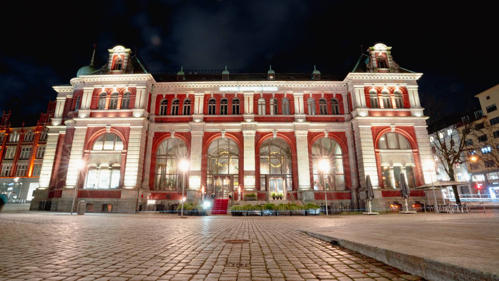 夜晚點燈的卑爾根 Bergen Børs Hotel 與 Vågsallmenningen 廣場