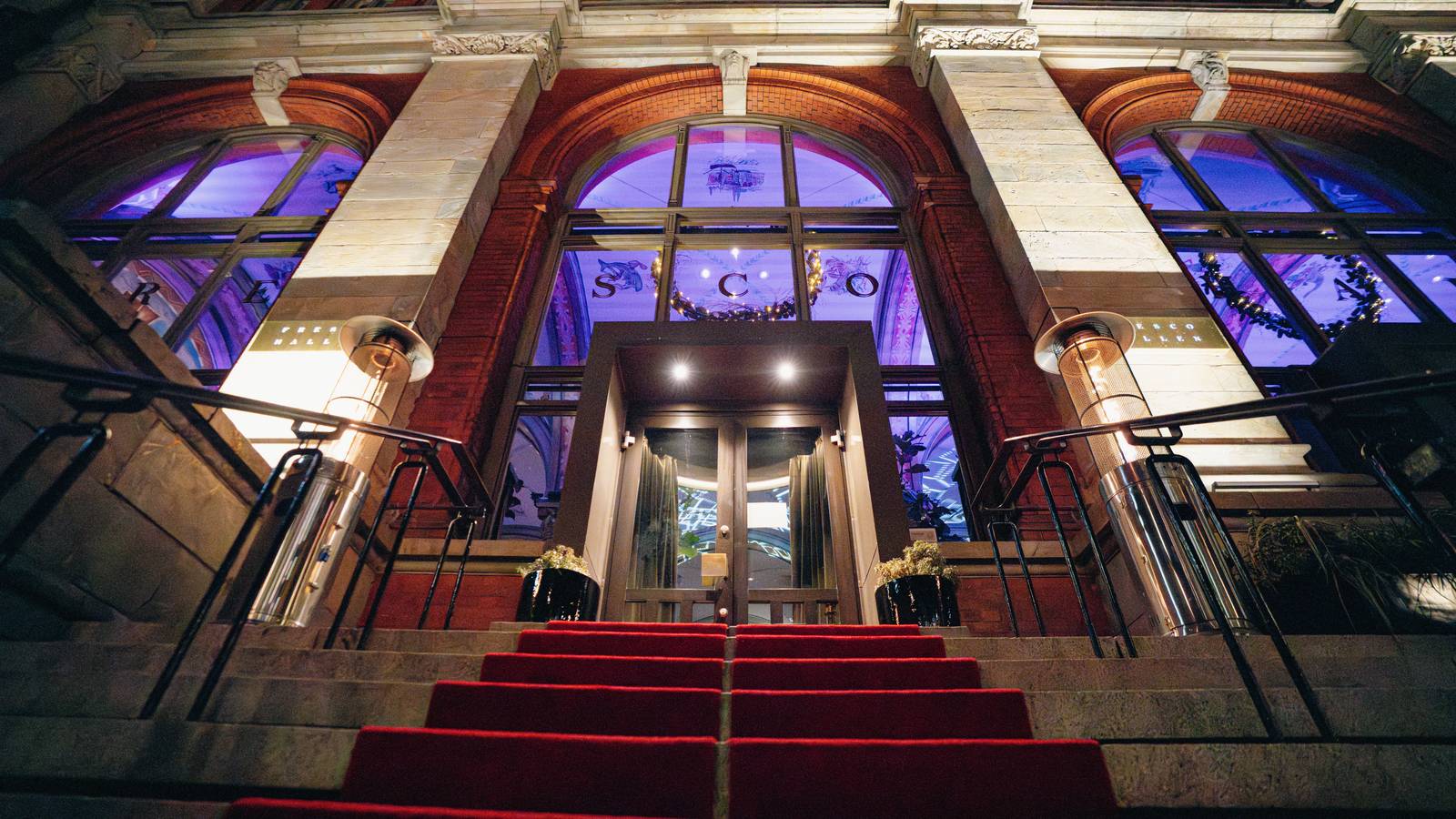 卑爾根 Bergen Børs Hotel 鋪著紅地毯的石階大門入口