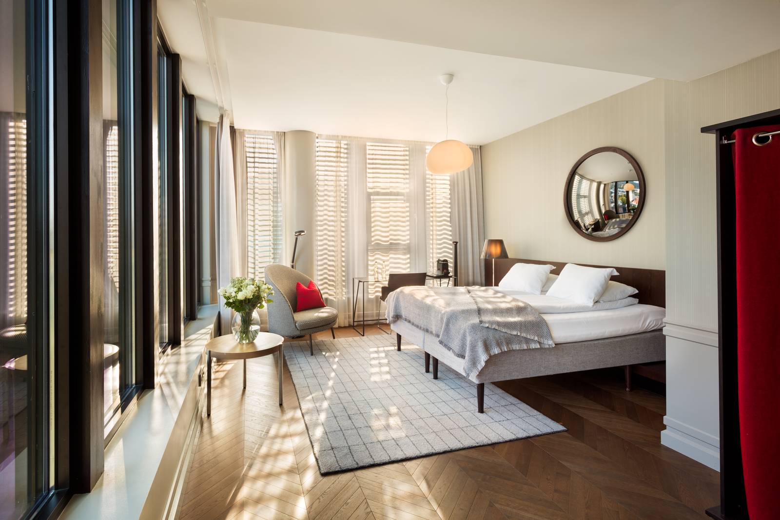卑爾根 Bergen Børs Hotel Deluxe 城景客房的大床與窗邊座椅