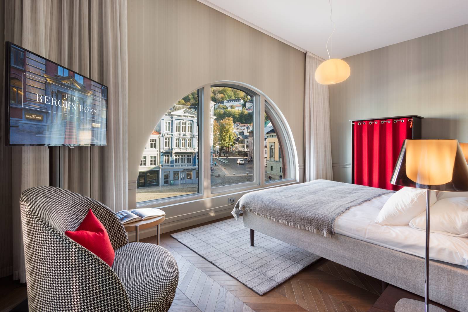 卑爾根 Bergen Børs Hotel Junior Suite 的半圓拱窗與臥床