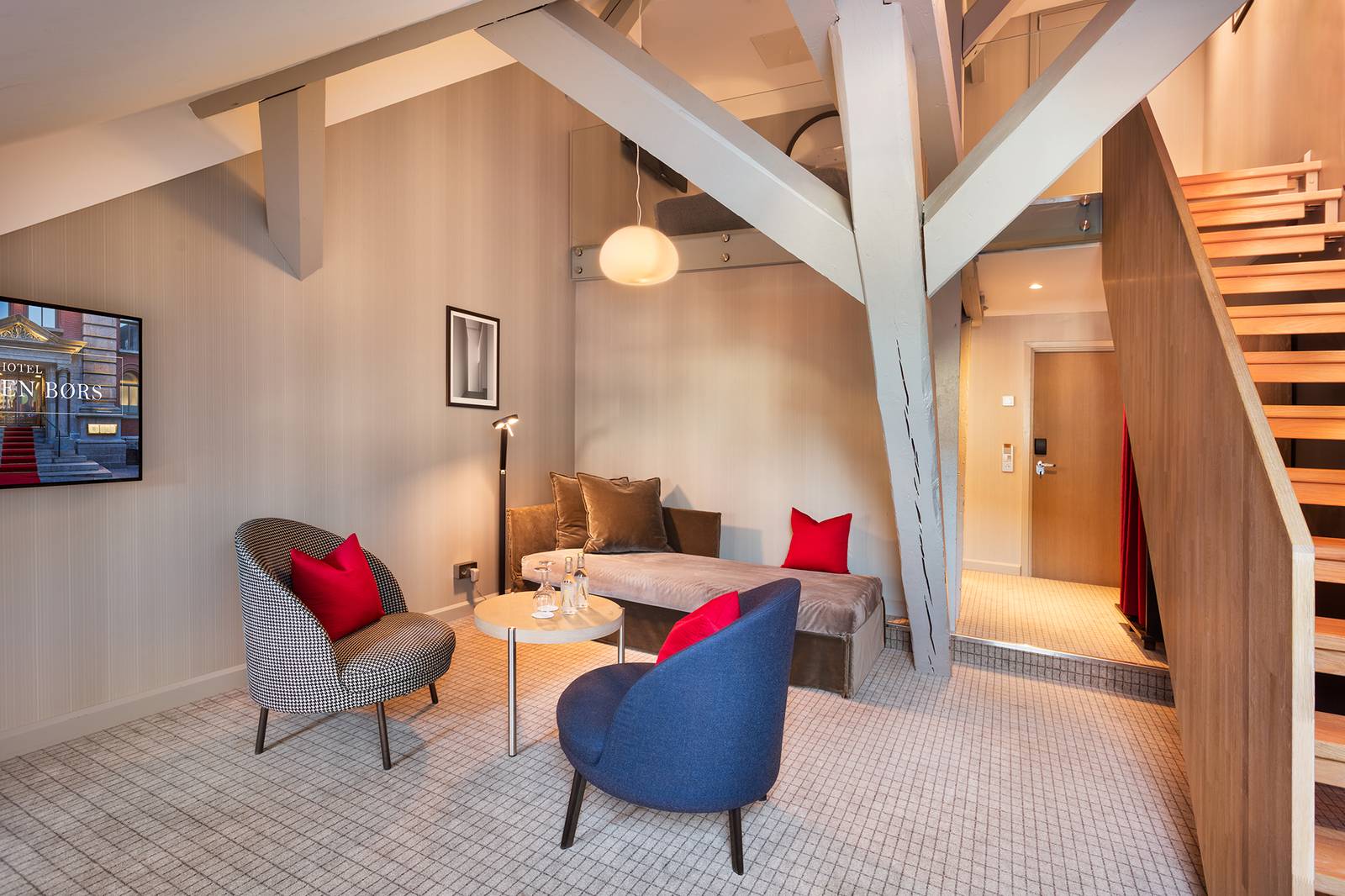 卑爾根 Bergen Børs Hotel Loft Suite 木樑下的起居區與樓梯