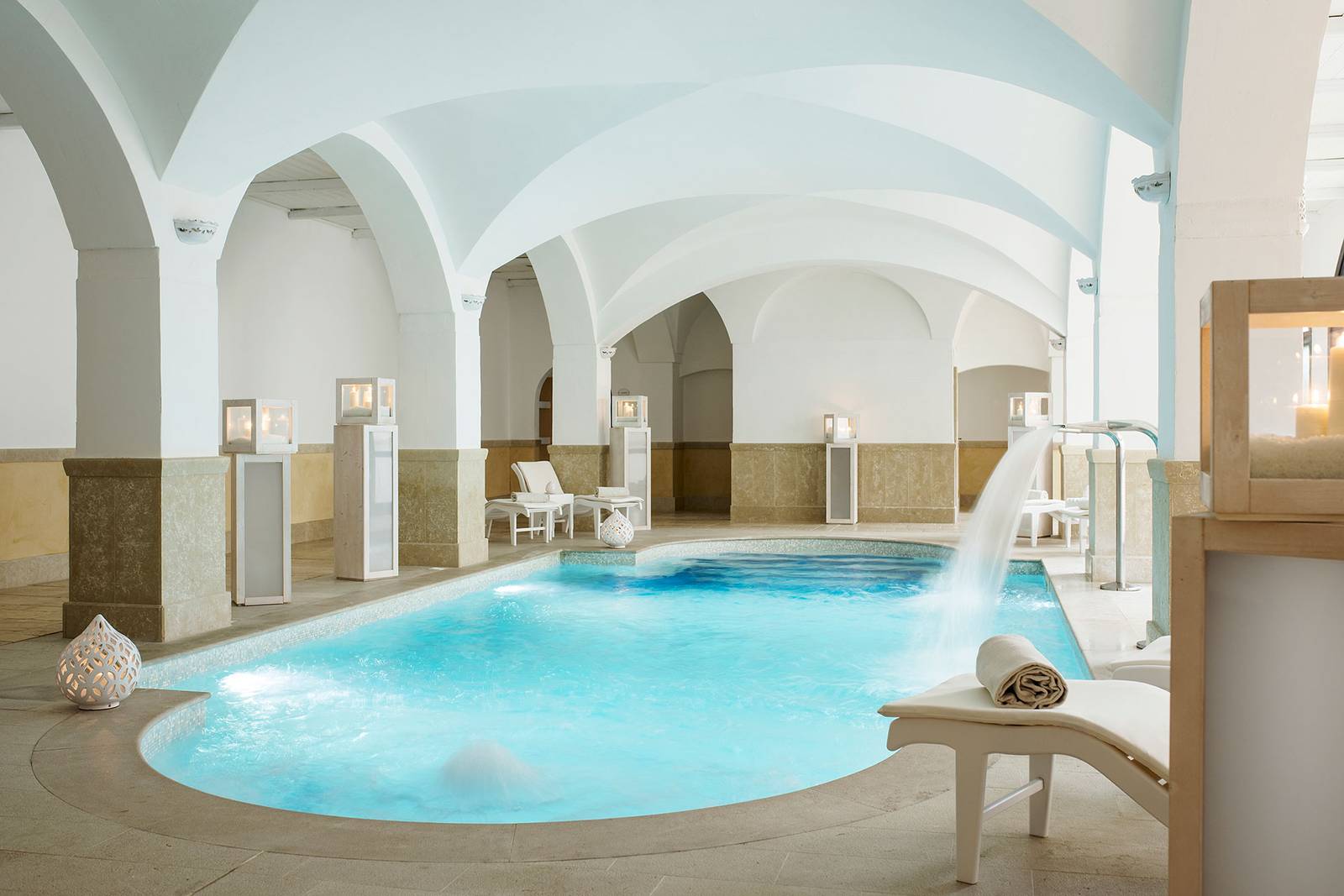 Unica SPA 拱頂下的溫水室內泳池
