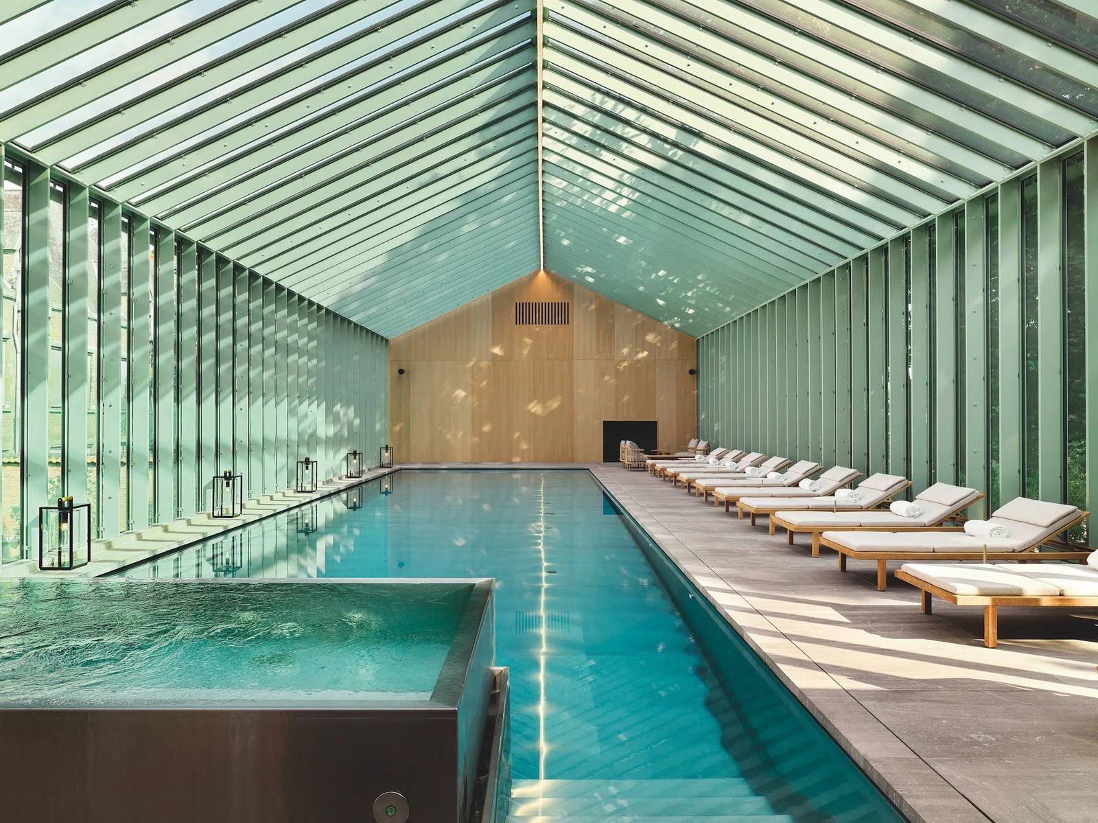 安特衛普 Botanic Sanctuary Botanic Health Spa 玻璃頂下的 18 公尺泳池