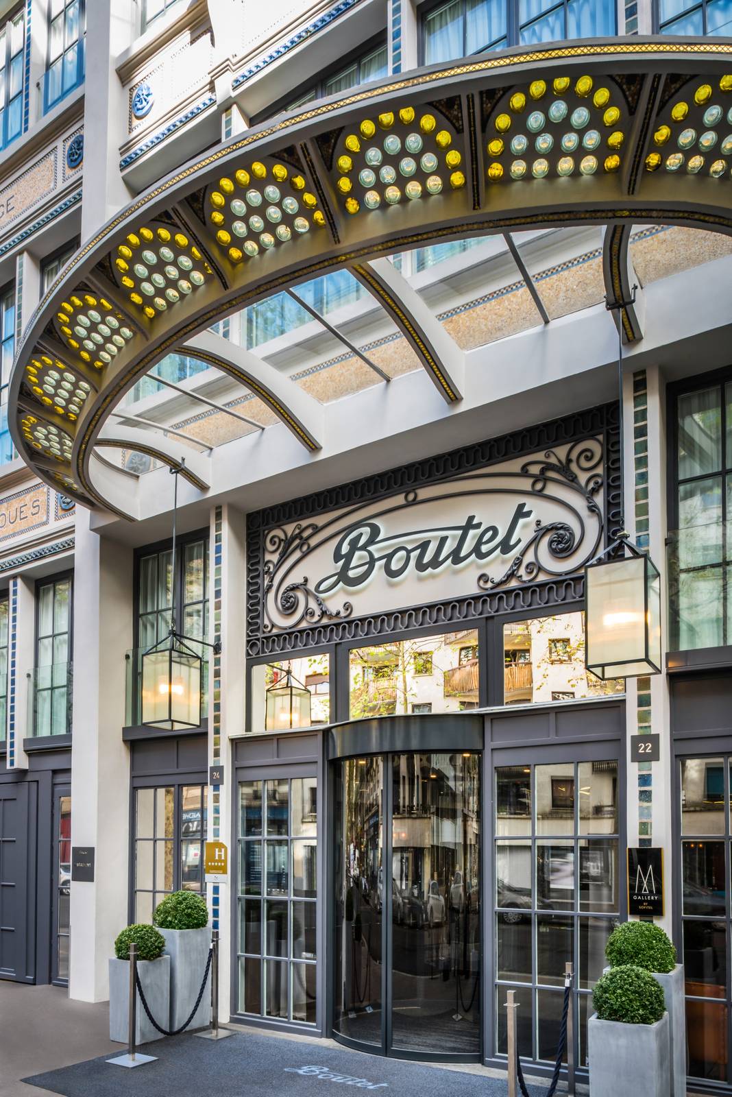 Boutet Bastille 酒店入口的玻璃雨棚與招牌