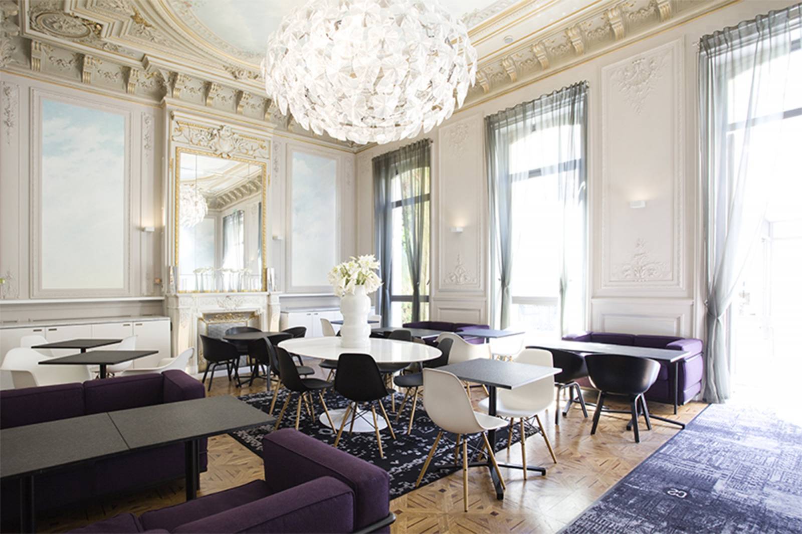 馬賽 Hôtel C2 大廳的沙發與餐桌座位