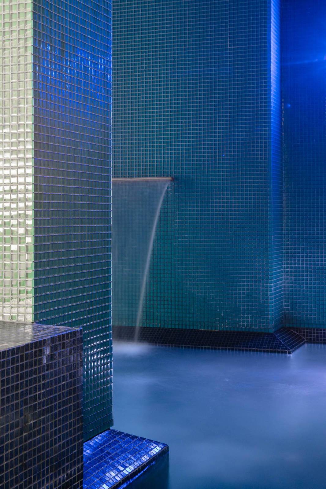 馬賽 Hôtel C2 Spa 藍色馬賽克的室內池