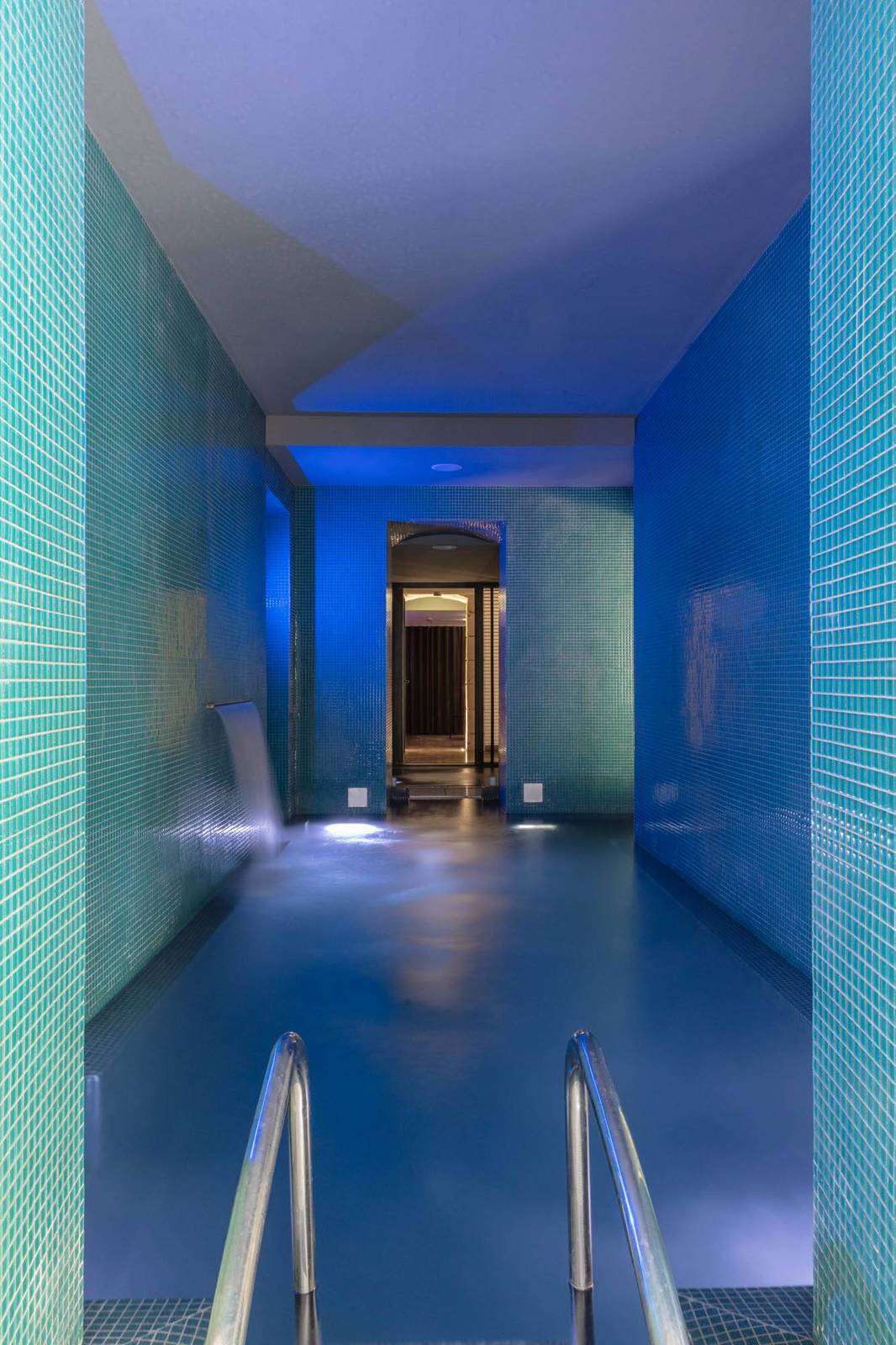 馬賽 Hôtel C2 Spa 藍光走道與池畔階梯