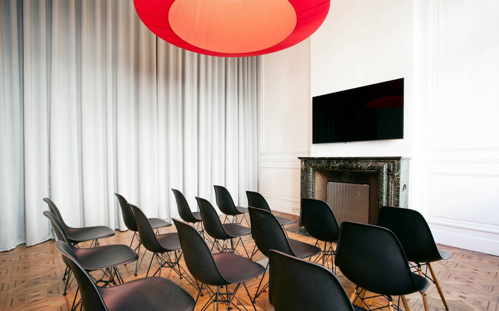 馬賽 Hôtel C2 紅色吊燈下的 La Bulle Rouge 會議室