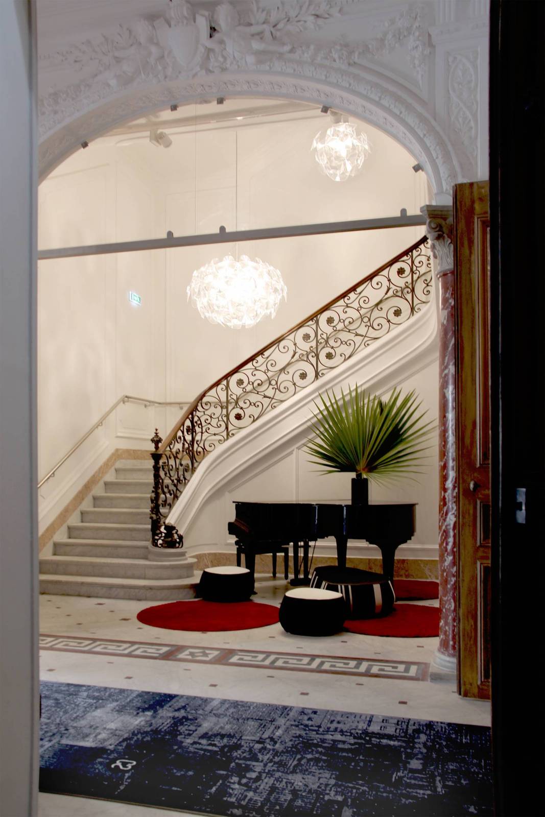 馬賽 Hôtel C2 鑄鐵欄杆的大樓梯與鋼琴