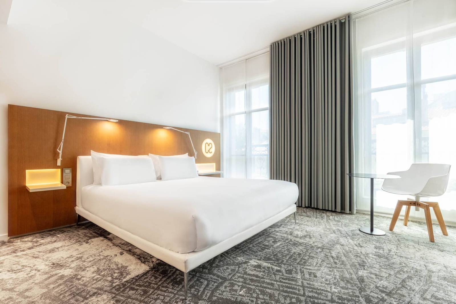 馬賽 Hôtel C2 白色床鋪與木質床頭板的客房
