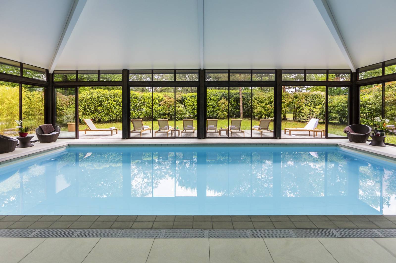 Cabot Bordeaux Spa 的室內溫水泳池